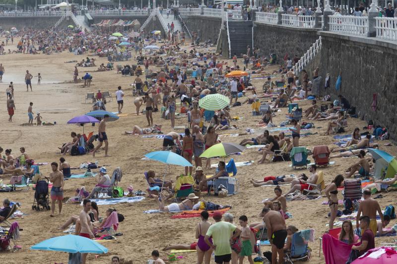 El primer fin de semana de agosto, marcado por una ola de calor, ha llenado las playas asturianas. 