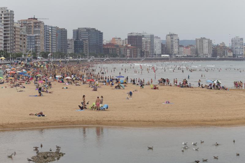 El primer fin de semana de agosto, marcado por una ola de calor, ha llenado las playas asturianas. 