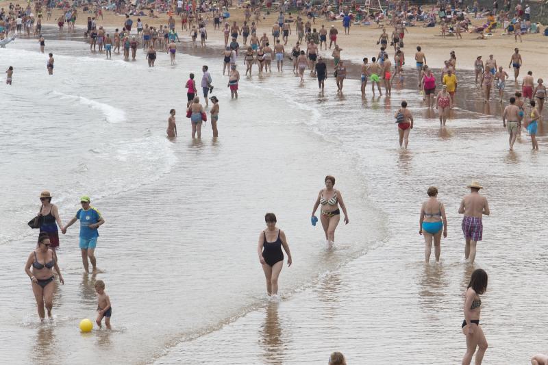 El primer fin de semana de agosto, marcado por una ola de calor, ha llenado las playas asturianas. 