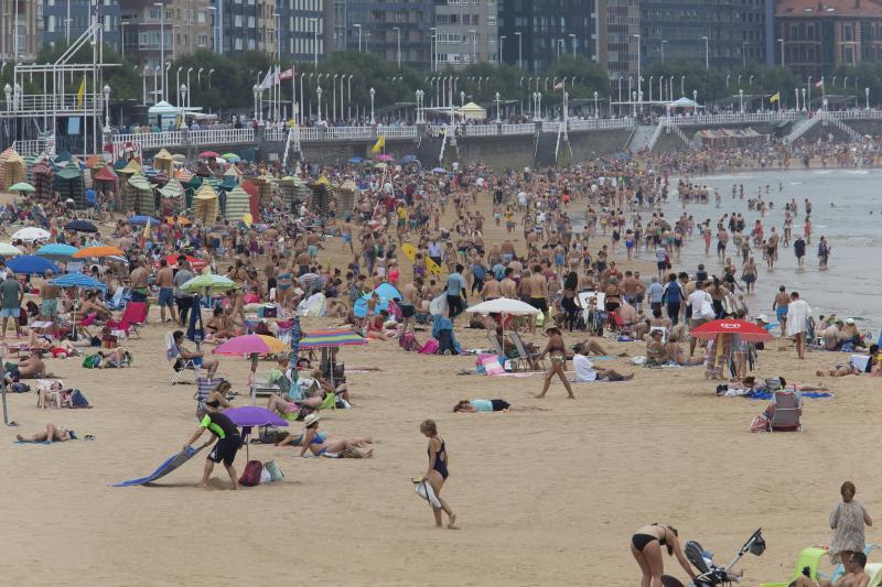 El primer fin de semana de agosto, marcado por una ola de calor, ha llenado las playas asturianas. 