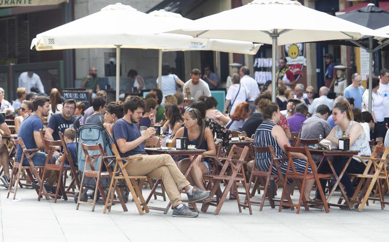 El primer fin de semana de agosto, marcado por una ola de calor, ha llenado las playas asturianas. 