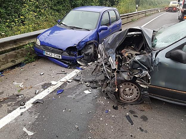 Los dos turismos que colisionaron. 