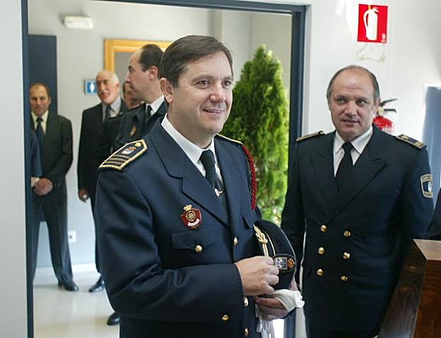 José Manuel López, exjefe de la Policía Local, y detrás el exjefe de Bomberos, José Manuel Torres. 