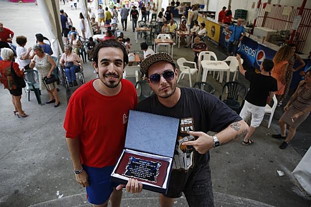 El rapero Arma X recibe el premio 'Blimeín del año' de manos de la sociedad de festejos. 