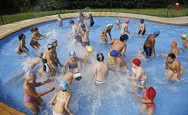 Los campamentos urbanos se mudan a la piscina