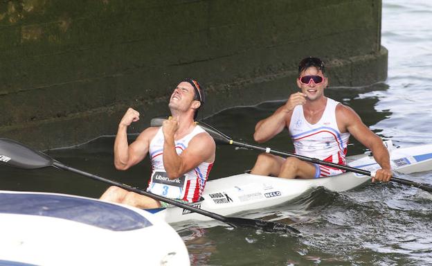 Imagen principal - Descenso Internacional del Sella 2018 | Milín Llamedo, vencedor junto a Pedro Vázquez: «Ojalá mi abuelo viera esto»