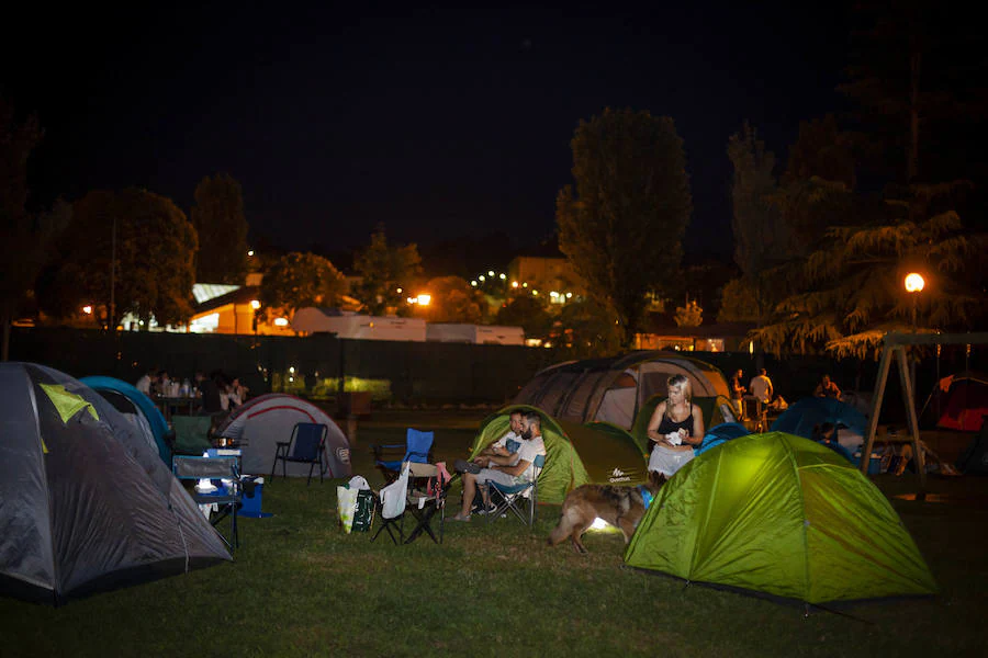 Cientos de jóvenes disfrutaron de la noche en un marcado ambiente festivo en la víspera de la celebración del Descenso Internacional del Sella