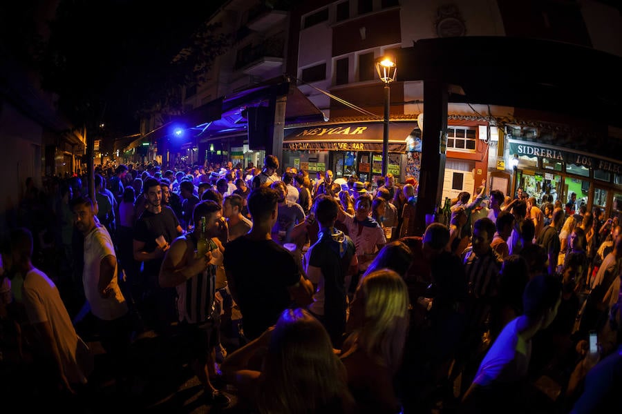 Cientos de jóvenes disfrutaron de la noche en un marcado ambiente festivo en la víspera de la celebración del Descenso Internacional del Sella