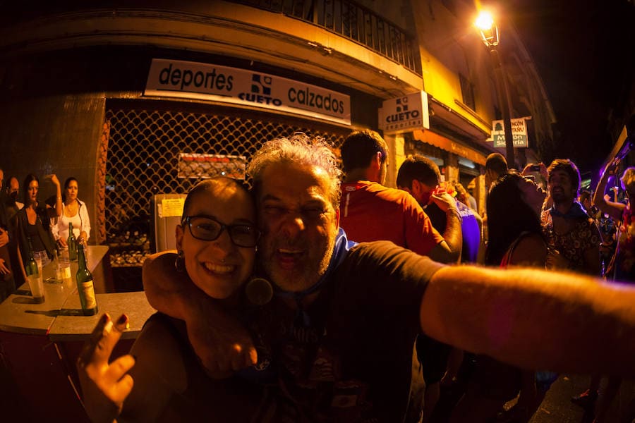 Cientos de jóvenes disfrutaron de la noche en un marcado ambiente festivo en la víspera de la celebración del Descenso Internacional del Sella