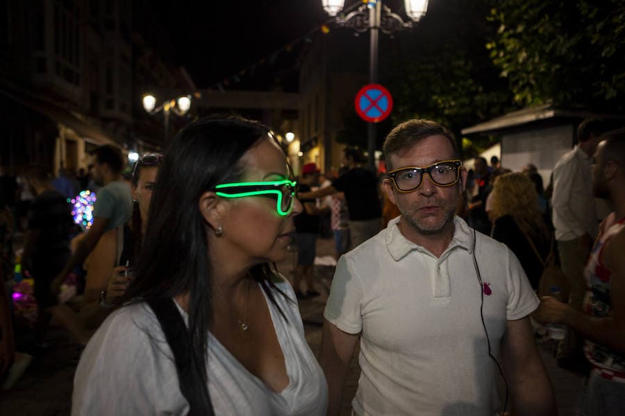 Cientos de jóvenes disfrutaron de la noche en un marcado ambiente festivo en la víspera de la celebración del Descenso Internacional del Sella