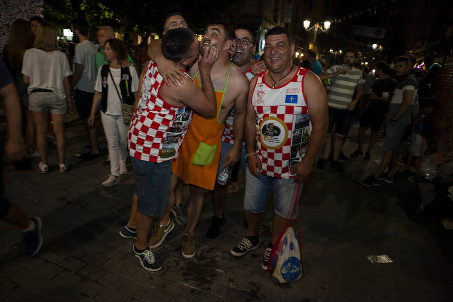 Cientos de jóvenes disfrutaron de la noche en un marcado ambiente festivo en la víspera de la celebración del Descenso Internacional del Sella