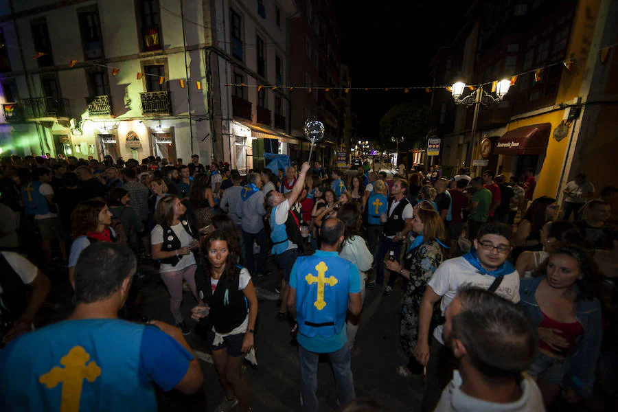 Cientos de jóvenes disfrutaron de la noche en un marcado ambiente festivo en la víspera de la celebración del Descenso Internacional del Sella