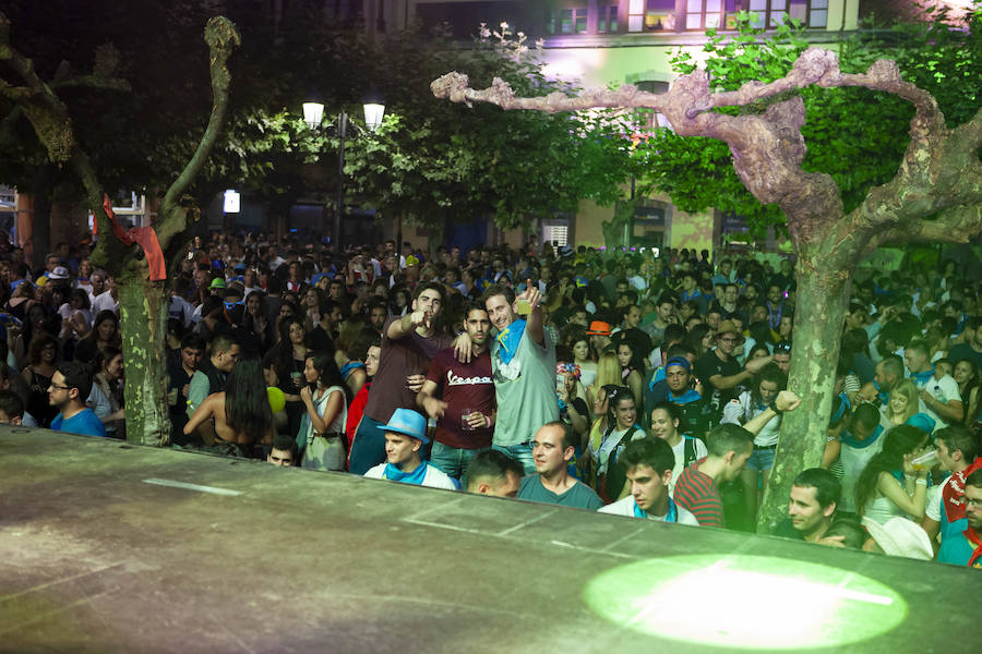 Cientos de jóvenes disfrutaron de la noche en un marcado ambiente festivo en la víspera de la celebración del Descenso Internacional del Sella