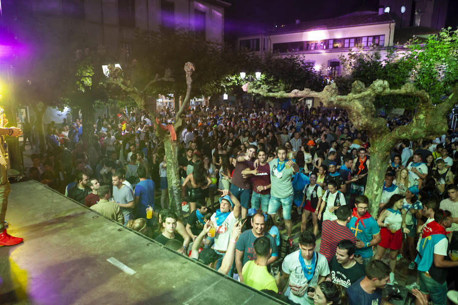 Cientos de jóvenes disfrutaron de la noche en un marcado ambiente festivo en la víspera de la celebración del Descenso Internacional del Sella