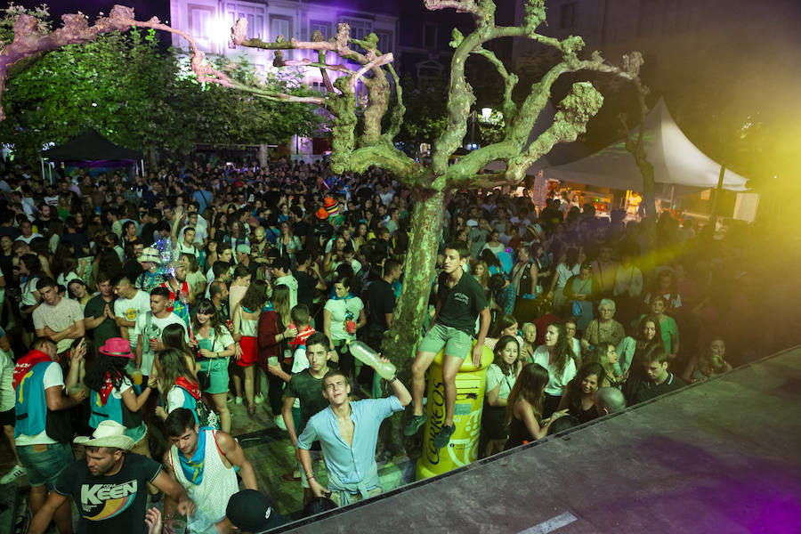 Cientos de jóvenes disfrutaron de la noche en un marcado ambiente festivo en la víspera de la celebración del Descenso Internacional del Sella