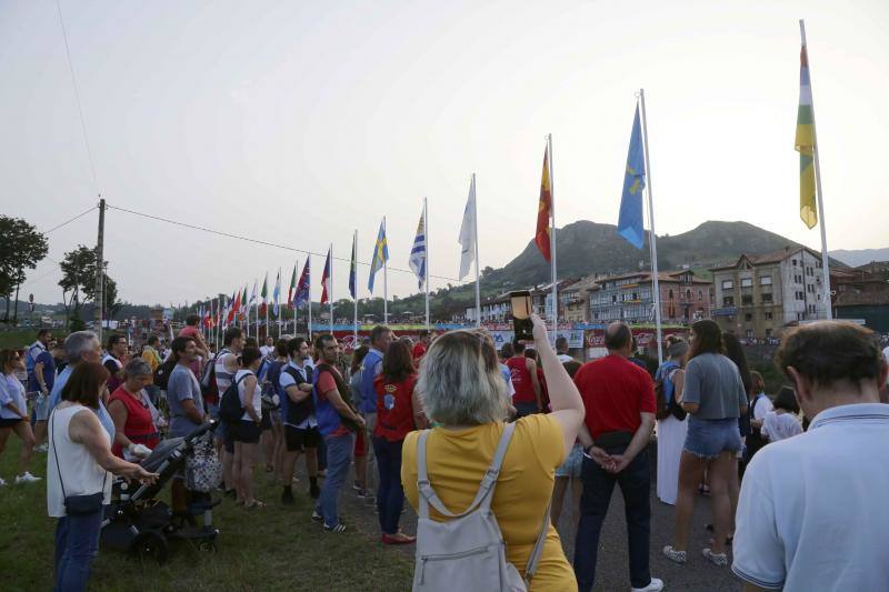 Ambas localidades tiñen sus calles de color para animar a vecinos y turistas a celebrar la gran fiesta de los concejos ribereños.