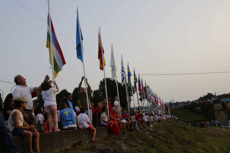 Ambas localidades tiñen sus calles de color para animar a vecinos y turistas a celebrar la gran fiesta de los concejos ribereños.
