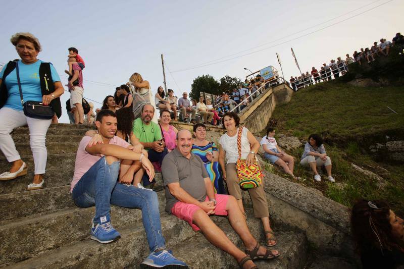Ambas localidades tiñen sus calles de color para animar a vecinos y turistas a celebrar la gran fiesta de los concejos ribereños.