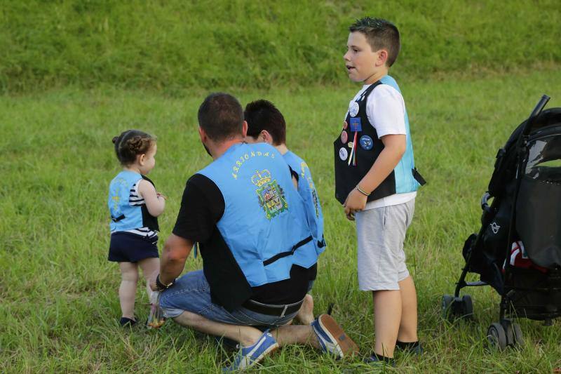 Ambas localidades tiñen sus calles de color para animar a vecinos y turistas a celebrar la gran fiesta de los concejos ribereños.