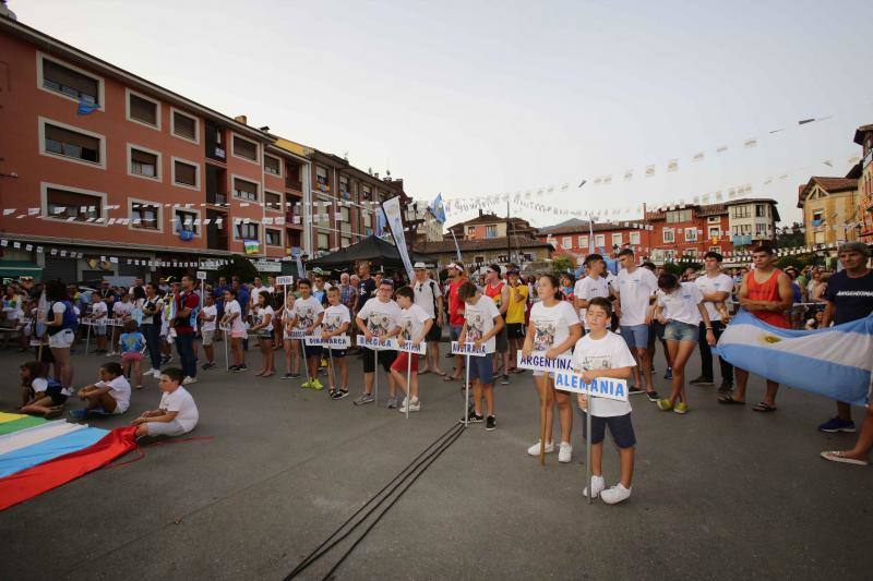 Ambas localidades tiñen sus calles de color para animar a vecinos y turistas a celebrar la gran fiesta de los concejos ribereños.