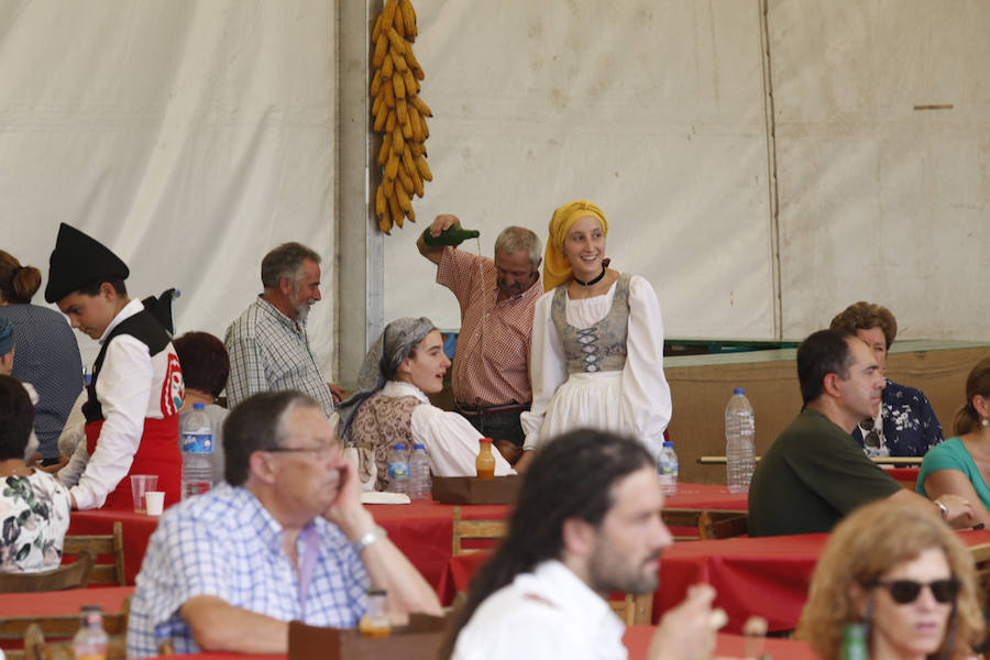 Oles celebra este fin de semana una nueva edición de su Mercáu Tradicional, una cita de Interés Turístico en la que las costumbres y oficios tradicionales son los auténticos protagonistas. 