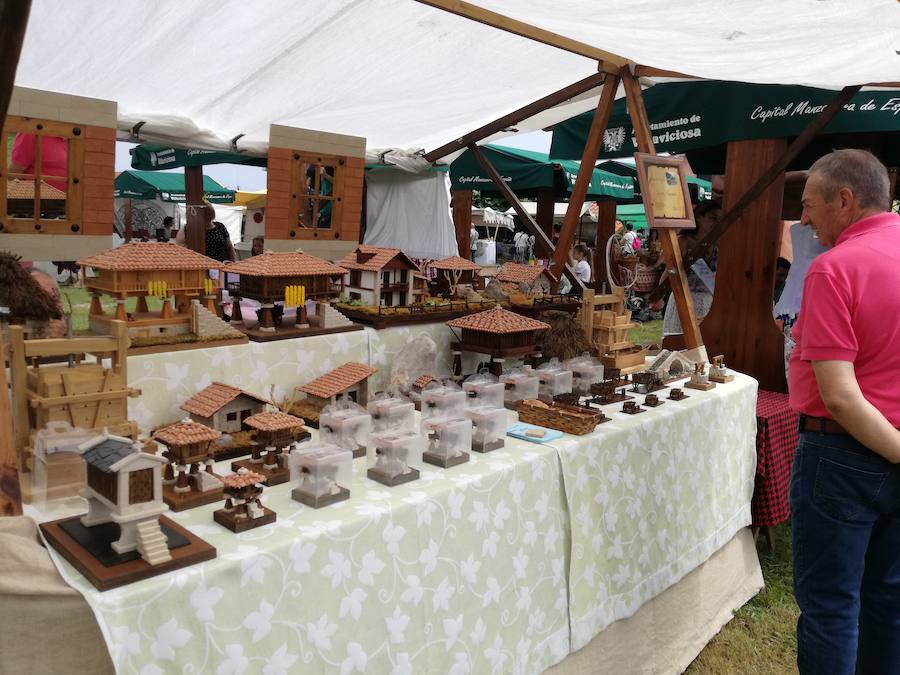 Oles, en Villaviciosa, celebra este fin de semana una nueva edición de su Mercáu Tradicional, una cita de Interés Turístico en la que las costumbres y oficios tradicionales son los auténticos protagonistas. 