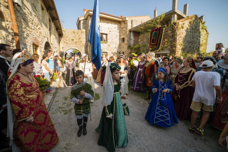Numeroso público se congregó en la localidad ribadedense de Pimiango para disfrutar de la recreación histórica de la visita del que sería el futuro rey Carlos V, un hecho que se producía en septiembre de 1517.