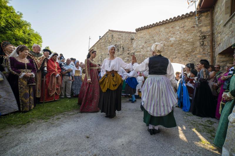 Numeroso público se congregó en la localidad ribadedense de Pimiango para disfrutar de la recreación histórica de la visita del que sería el futuro rey Carlos V, un hecho que se producía en septiembre de 1517.