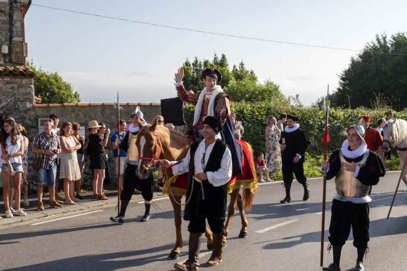 Numeroso público se congregó en la localidad ribadedense de Pimiango para disfrutar de la recreación histórica de la visita del que sería el futuro rey Carlos V, un hecho que se producía en septiembre de 1517.