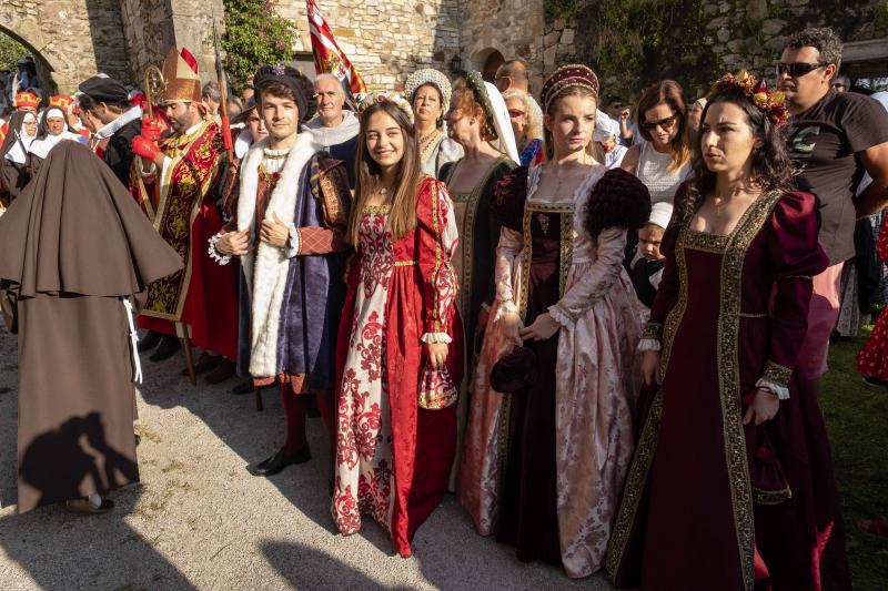 Numeroso público se congregó en la localidad ribadedense de Pimiango para disfrutar de la recreación histórica de la visita del que sería el futuro rey Carlos V, un hecho que se producía en septiembre de 1517.