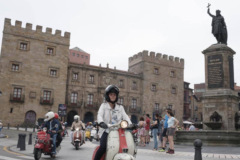 Una multitud de motos salieron de la plaza del Marqués en Gijón hacia Langreo para visitar la fábrica de cerveza Caleya.
