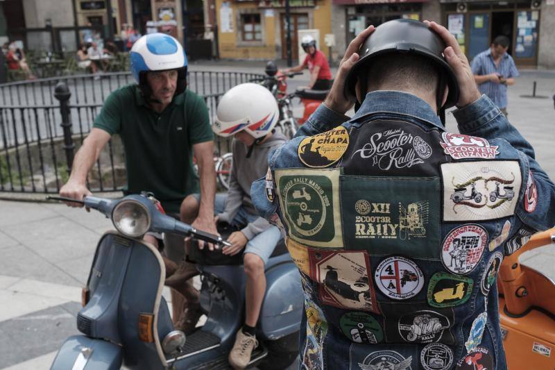 Una multitud de motos salieron de la plaza del Marqués en Gijón hacia Langreo para visitar la fábrica de cerveza Caleya.