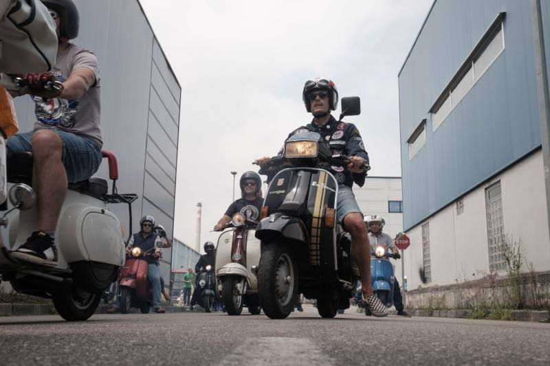 Una multitud de motos salieron de la plaza del Marqués en Gijón hacia Langreo para visitar la fábrica de cerveza Caleya.