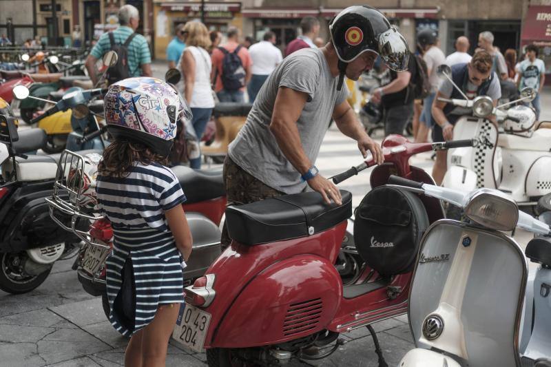 Una multitud de motos salieron de la plaza del Marqués en Gijón hacia Langreo para visitar la fábrica de cerveza Caleya.
