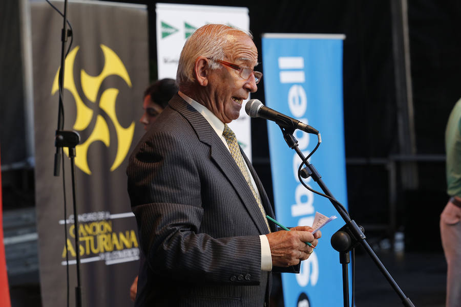 A rebosar. Así estaba la plaza Mayor de Gijón durante la segunda final del XXXVIII Concurso de Tonada Asturiana que organiza EL COMERCIO junto a Divertia. 