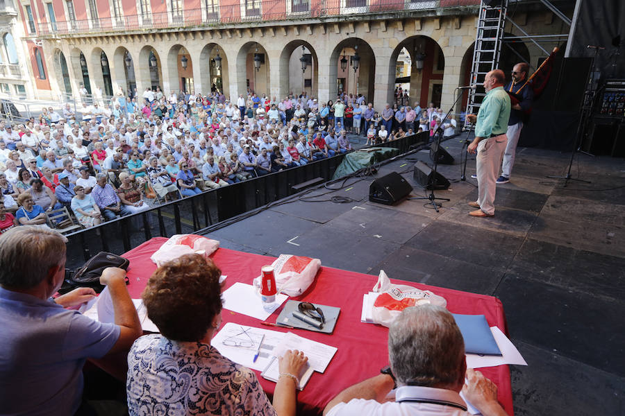 A rebosar. Así estaba la plaza Mayor de Gijón durante la segunda final del XXXVIII Concurso de Tonada Asturiana que organiza EL COMERCIO junto a Divertia. 