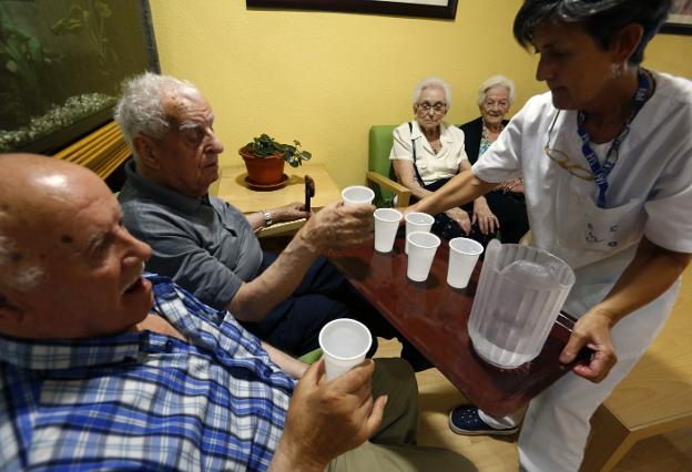 Manuel Cordera y Patricio Fernández-Campomanes, refrescándose en la residencia Santa Teresa. 