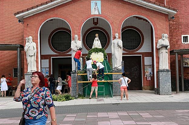 Un manto floral para la Virgen de las Nieves en Blimea