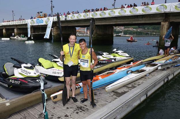 Guillermo Martínez y Tomás Martínez, tras completar el Descenso del Sella. 