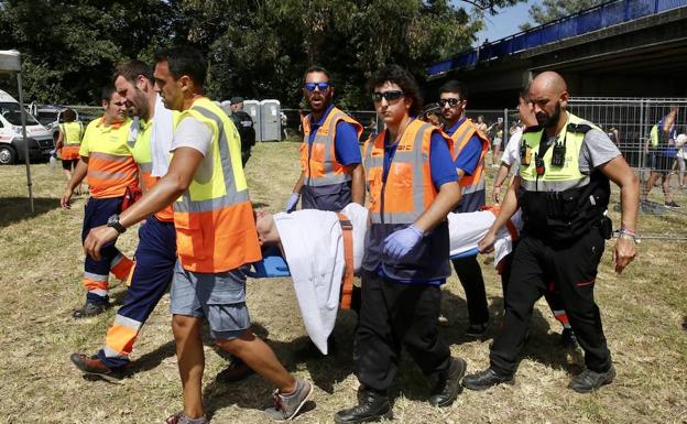 Sanitarios trasladan al joven rescatado del río. 