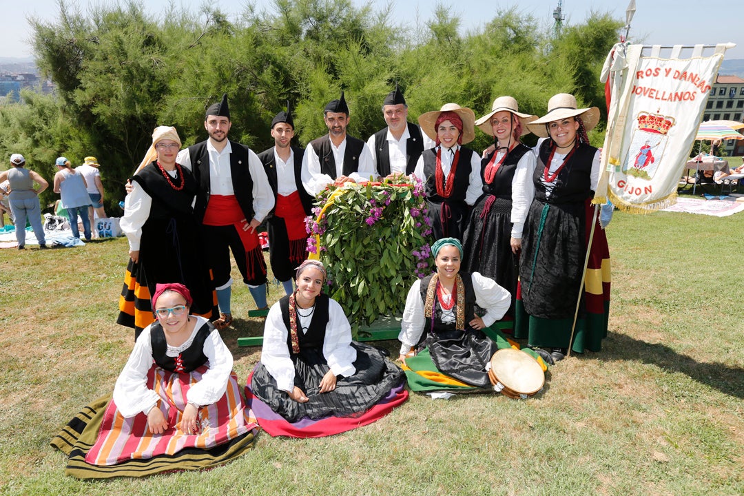 El baile de la Danza Prima y la jira en el cerro de Santa Catalina han protagonizado, un año más, los actos del Día de Asturias en Gijón.