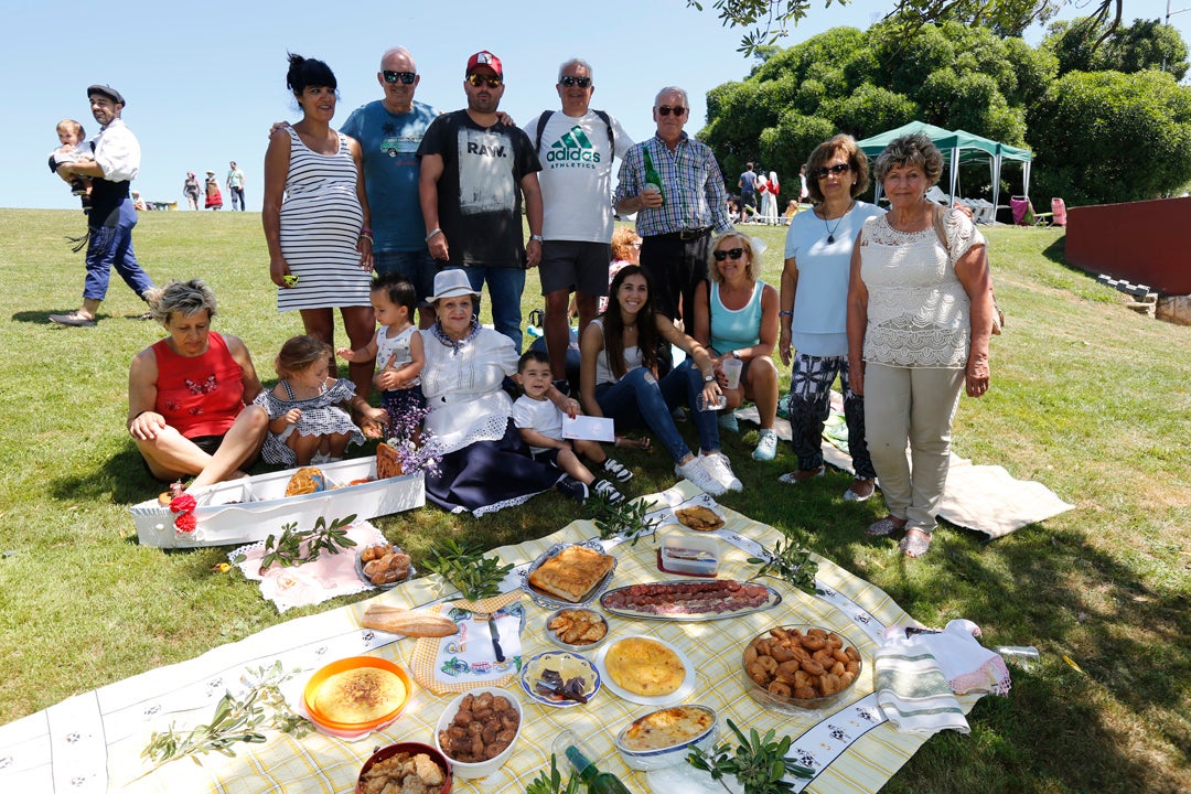 El baile de la Danza Prima y la jira en el cerro de Santa Catalina han protagonizado, un año más, los actos del Día de Asturias en Gijón.
