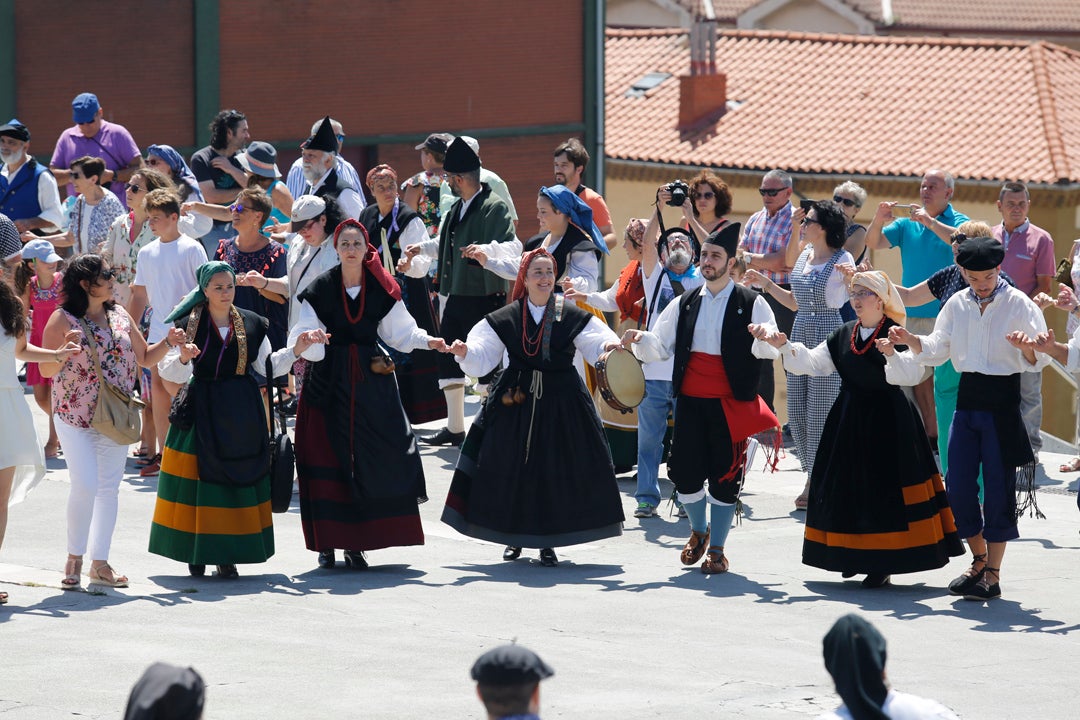 El baile de la Danza Prima y la jira en el cerro de Santa Catalina han protagonizado, un año más, los actos del Día de Asturias en Gijón.