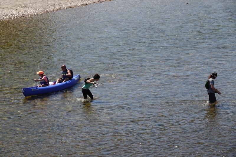 Playas, parques y terrazas están llenos estos días. Son los lugares elegidos tanto por los asturianos como por los turistas para sobrellevar las altas temperaturas que protagonizan este primer fin de semana de agosto.