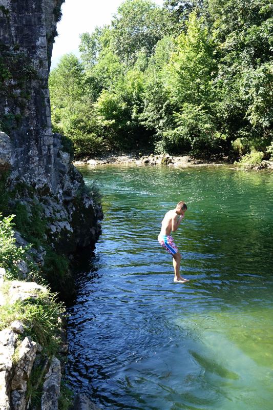 Playas, parques y terrazas están llenos estos días. Son los lugares elegidos tanto por los asturianos como por los turistas para sobrellevar las altas temperaturas que protagonizan este primer fin de semana de agosto.