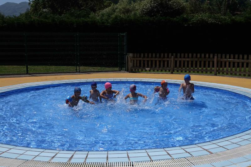Playas, parques y terrazas están llenos estos días. Son los lugares elegidos tanto por los asturianos como por los turistas para sobrellevar las altas temperaturas que protagonizan este primer fin de semana de agosto.
