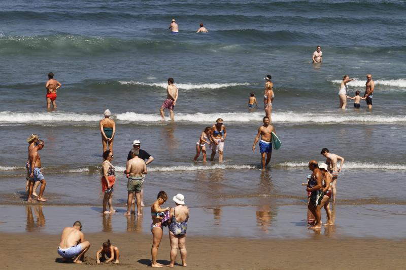 Playas, parques y terrazas están llenos estos días. Son los lugares elegidos tanto por los asturianos como por los turistas para sobrellevar las altas temperaturas que protagonizan este primer fin de semana de agosto.