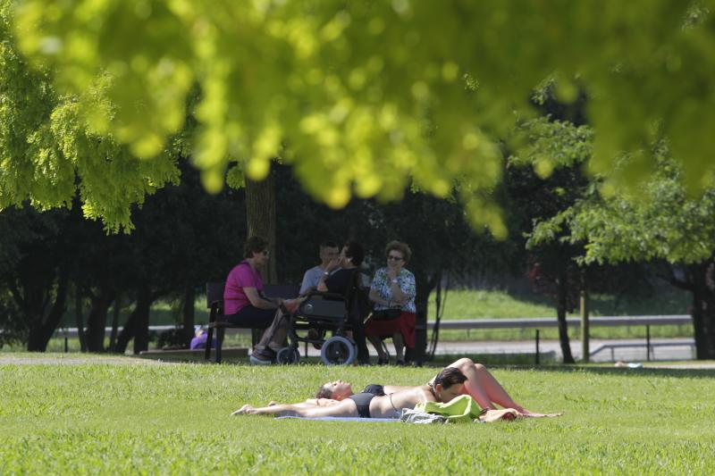 Playas, parques y terrazas están llenos estos días. Son los lugares elegidos tanto por los asturianos como por los turistas para sobrellevar las altas temperaturas que protagonizan este primer fin de semana de agosto.