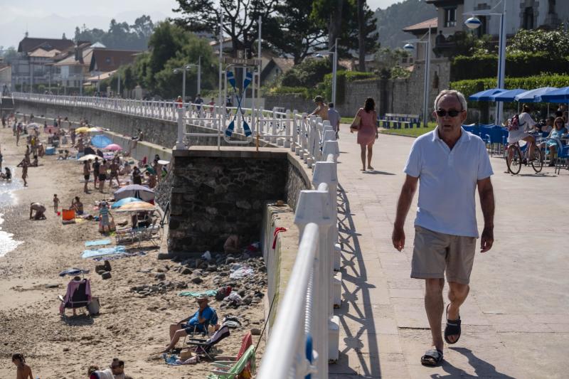 Playas, parques y terrazas están llenos estos días. Son los lugares elegidos tanto por los asturianos como por los turistas para sobrellevar las altas temperaturas que protagonizan este primer fin de semana de agosto.