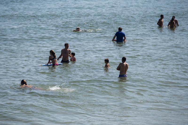 Playas, parques y terrazas están llenos estos días. Son los lugares elegidos tanto por los asturianos como por los turistas para sobrellevar las altas temperaturas que protagonizan este primer fin de semana de agosto.